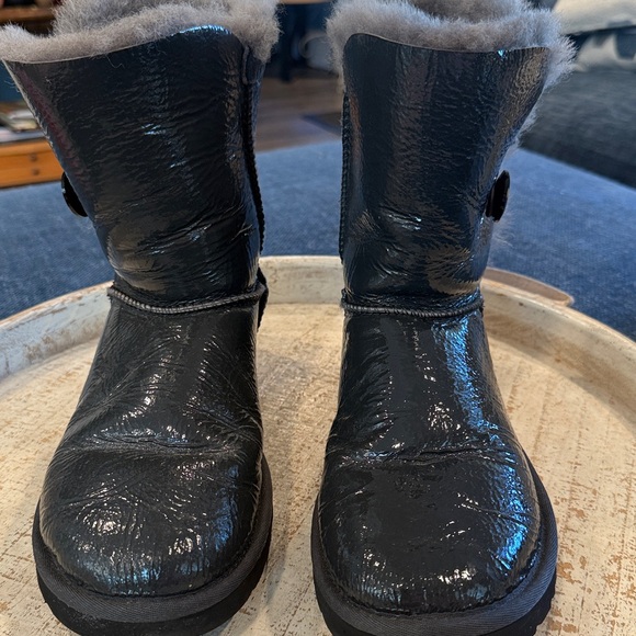 UGG Women’s Bailey Button Mirage Button Ankle Boots Gray Patent Size  8 Snow Fur - Picture 6 of 9